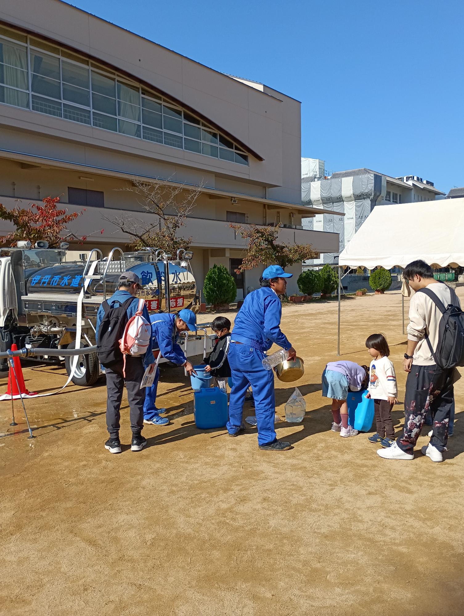 伊丹小学校訓練写真2